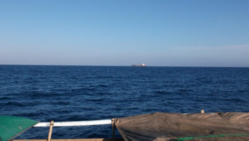 بارجة حربية في وسط البحر