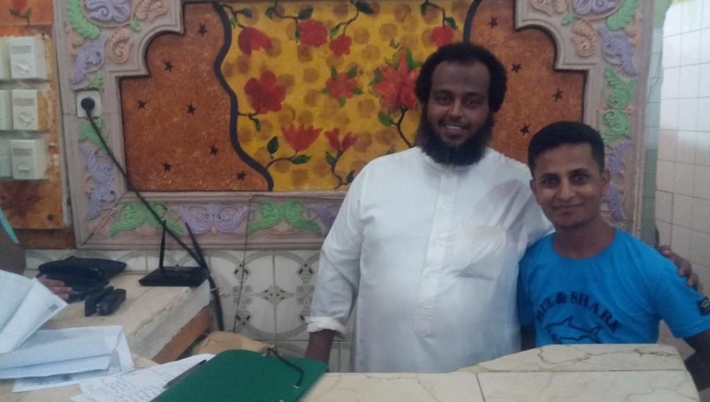 مع الشيخ عمر رئيس جمعية الخير التي تقوم بكفالة اليمنيين مجانًا لخروجهم من مخيم الاحتجاز