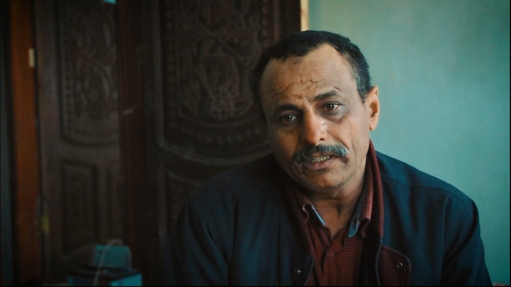 صحفي يمني يعمل في نقل الركاب