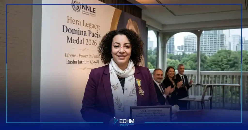 رشا جرهوم تتوسط مجموعة من النساء اليمنيات أثناء ورشة عمل حول بناء السلام، وهن يبتسمن ويتفاعلن بحماس