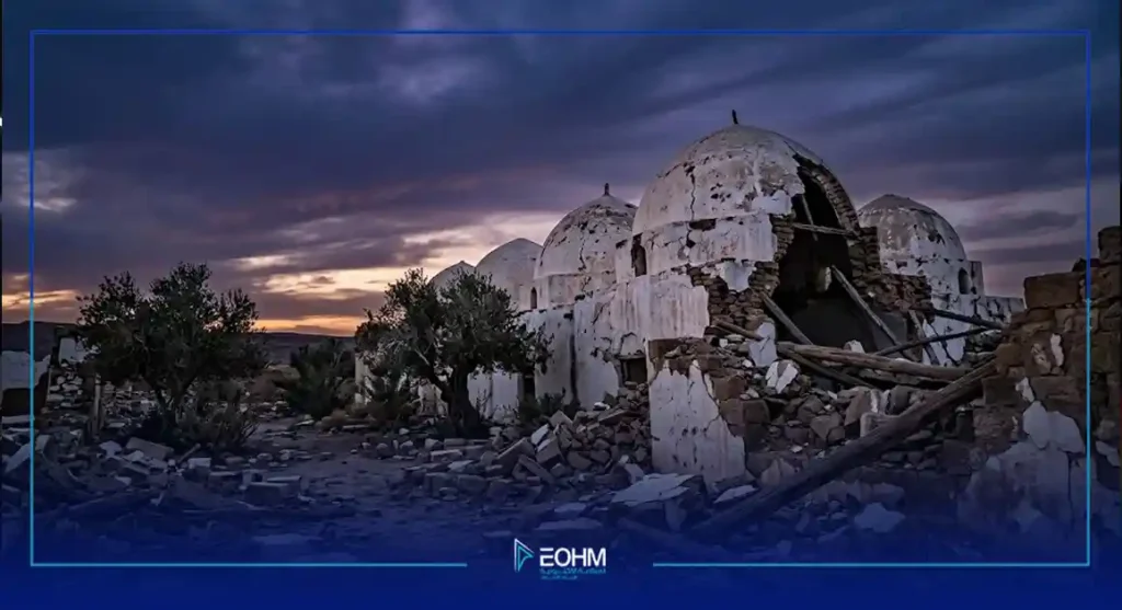 آثار تدمير التراث الديني في اليمن وقباب صوفية أثرية مدمرة تحت سماء قاتمة.