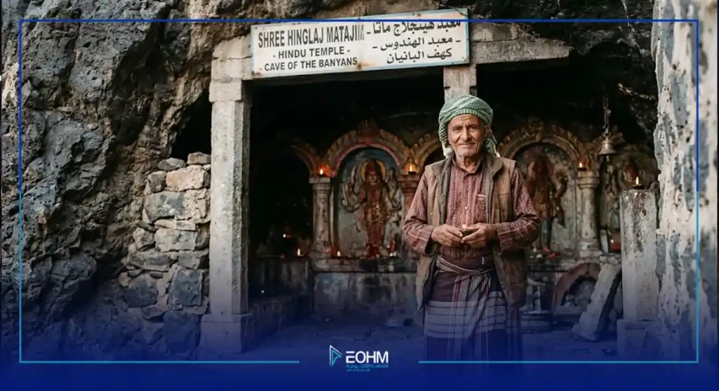 حارس يمني مسن يحمي معبد هندوسي أثري في عدن للحفاظ على التنوع الثقافي.