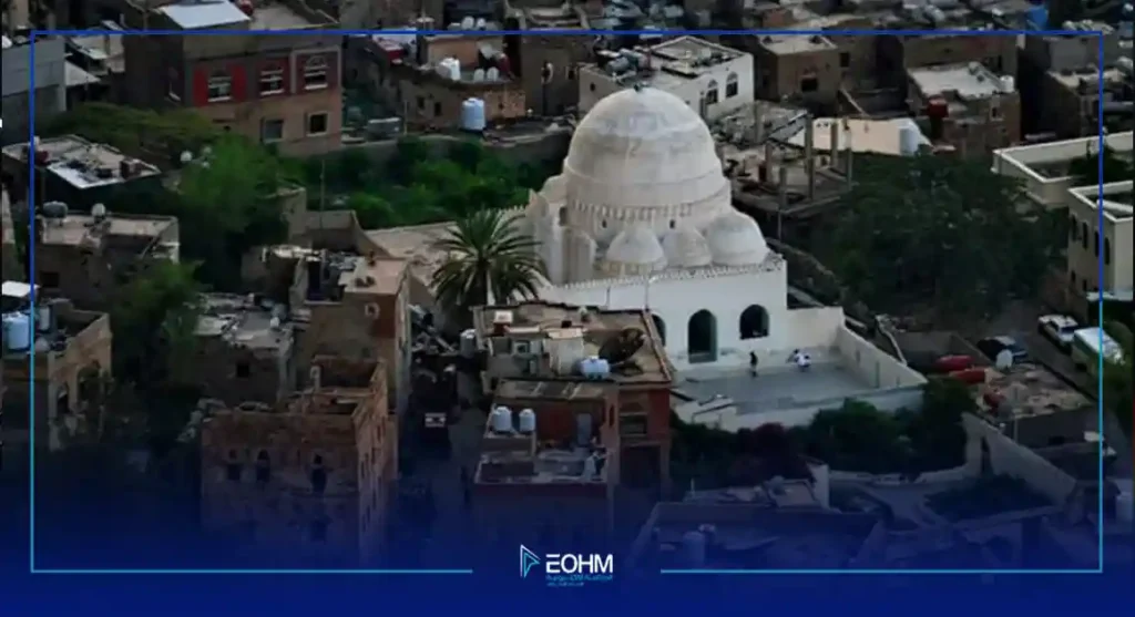 لقطة علوية تظهر قبة السودي في تعز القديمة بمبانيها الحجرية الفريدة قبل تعرضها للتدمير.